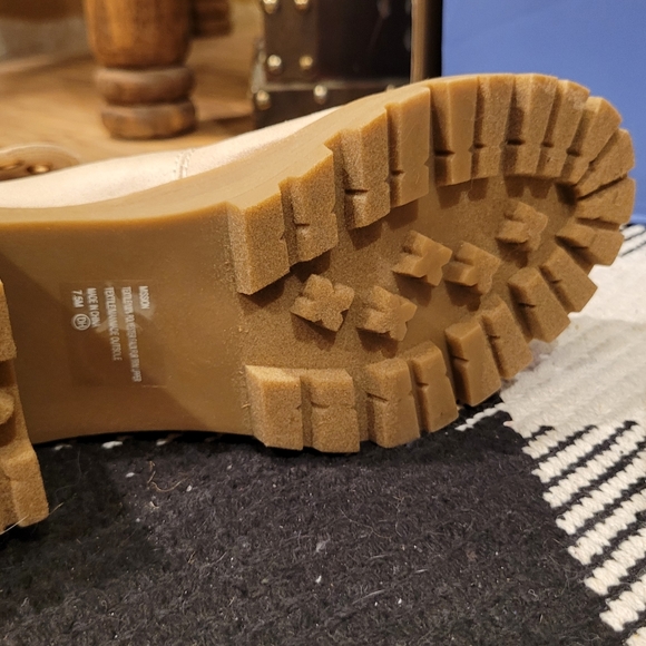 7.5 Jellypop, off white suede like Womens Shoe Boot, Mission - Picture 6 of 10